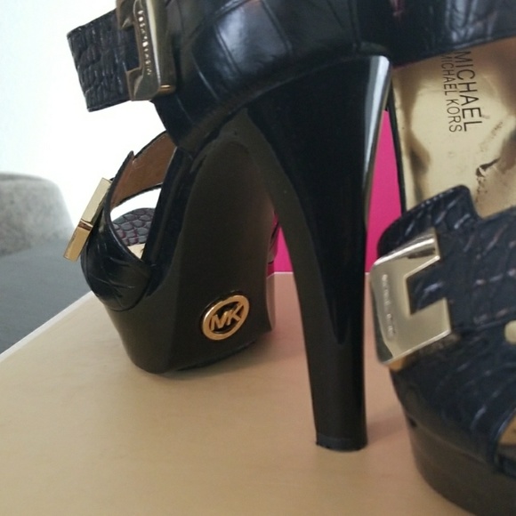 Michael Kors Beverly Platform With Gold Detail - Picture 3 of 7